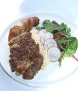 Ceafa de porc cu gratin de cartof, sos cremos de mustar si salata proaspata