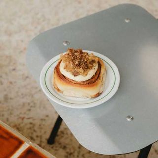 Rolo de Canela c/ Maçã e Crumble