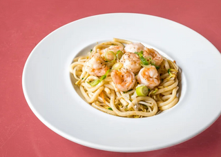 Udon saltati con gamberi