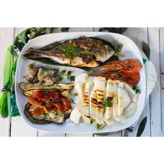 Fish Platter (Coconut, Rice / Chapati, Fish)