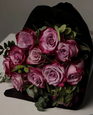 Ramo de 12 rosas deep purple 