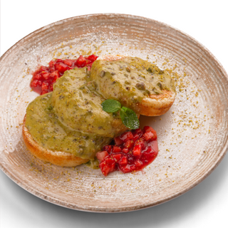 Панкейки с фисташковым тирамису и тар-таром из клубники