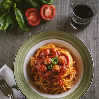 Espaguetis A La Napolitana Con Tomate Cherrys Cocinados Con Queso Vegano