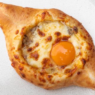 Хачапурі по-аджарськи з білими грибами