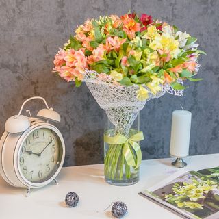 Buchet din 35 alstromerii în plasă albă