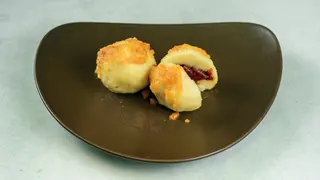 Knedli sa šljivama s krušnim mrvicama 2 kom