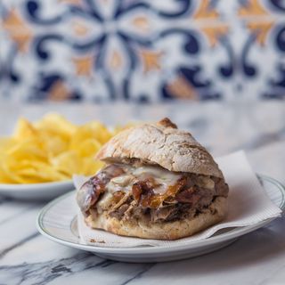 Sandes de Leitão com Queijo e Batata