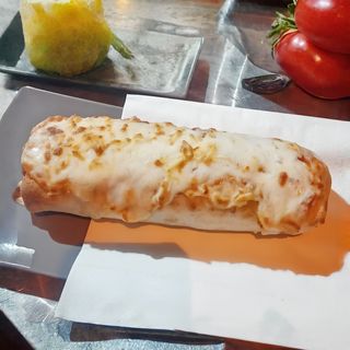 Durum Gratinado con salsa de pizza y queso con todos