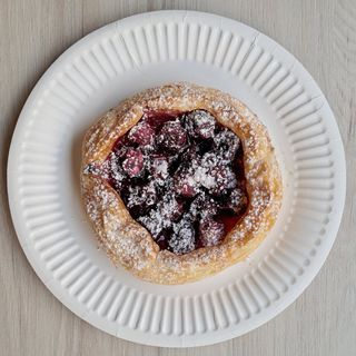 Ciastko francuskie z wiśnią