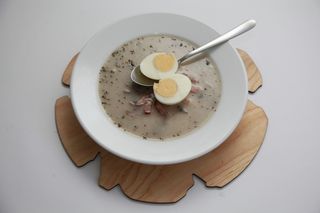 Żur z kiełbasą i jajkiem