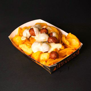 Patata con polpettine e formaggio