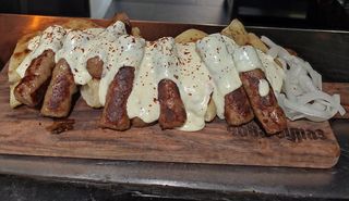 Ćevapčići u sosu od bijelog luka