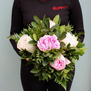 Ramo de peonías rosas y blancas pequeño