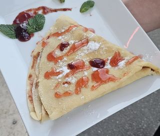 Clatite crepes cu dulceata mure si bomboane rafaello