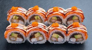 Роял-рол з креветкою, кампіо та лососем