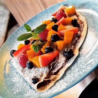 10- D. Naleśnik z nutelą i owocami