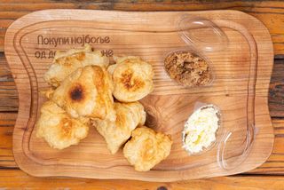 Uštipci sa čvarcima i kajmakom