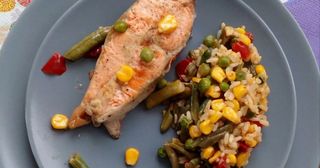 Форель с рисом и овощами