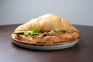 Круасан з лососем