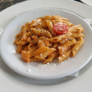 Macarrones gamba champiñones y nata 