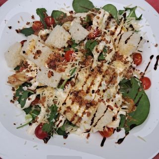 Салат Фірмовий з куркою, беконом та сиром пармезан