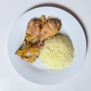Jamoncitos de pollo encebollados con arroz blanco