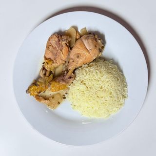Jamoncitos de pollo encebollados con arroz blanco