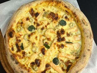 Піца з лососем