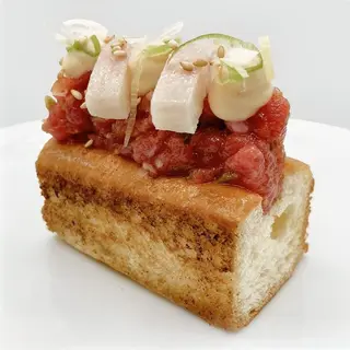 BRIOCHE STEAK TARTAR Y ANGUILA AHUMADA - 2 uds