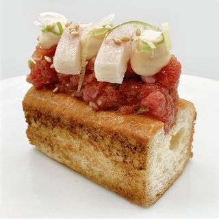 BRIOCHE STEAK TARTAR Y ANGUILA AHUMADA - 2 uds
