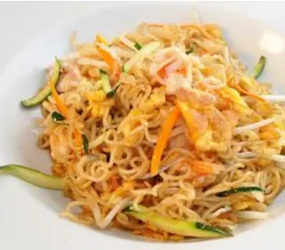 45. Ramen saltato con frutti di mare e verdure