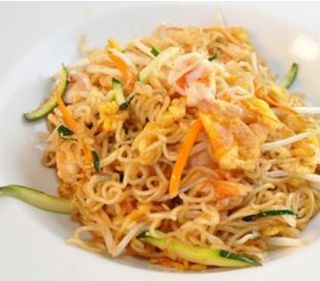 45. Ramen saltato con frutti di mare e verdure