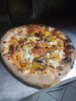 35-Pizza salame piccante e peperoni