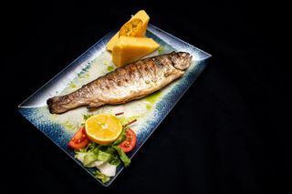 Păstrăv zamorean la josper cu mămăligă și mujdei