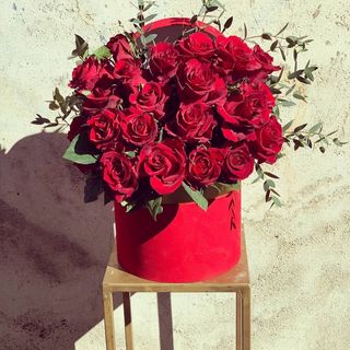 Cappelliera  quadrata rossa con circa 35 rose e verde decorativo