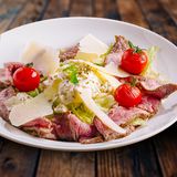 Salata verde cu roastbeef , stracciatella si parmezan