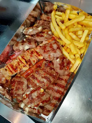 Veliko mešano meso, pomfrit, urnebes, luk 1600 grama