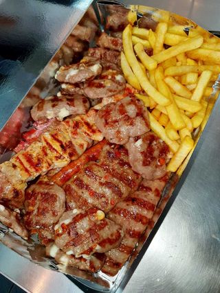 Veliko mešano meso, pomfrit, urnebes, luk 1600 grama