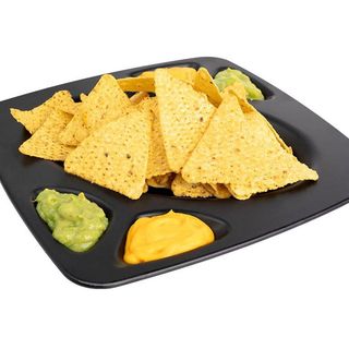 Nachos con salsa cheddar y guacamole