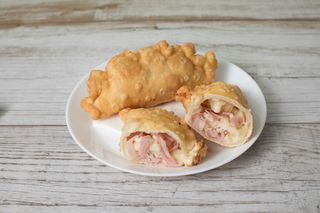 Empanada Argentina De Jamón Y Queso
