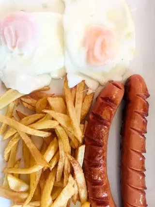Salchichas asadas, huevo y papas fritas