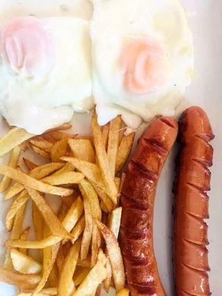 Salchichas asadas, huevo y papas fritas