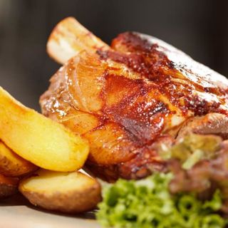 Codillo de cerdo con patatas