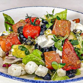 Ensalada Griega De Salmón