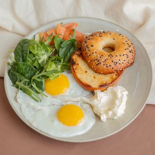 Яйця з бейглом