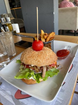 Burger sa karamelizovanim lukom 420 gr