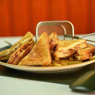 Toast sendvič sa goveđom pršutom