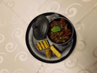 Tigaie picanta cu muschi de porc cu ciuperci si mamaliga coapta