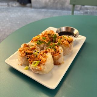 Salmon crunshy sushi