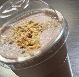 Milkshake con nocciola e granella
